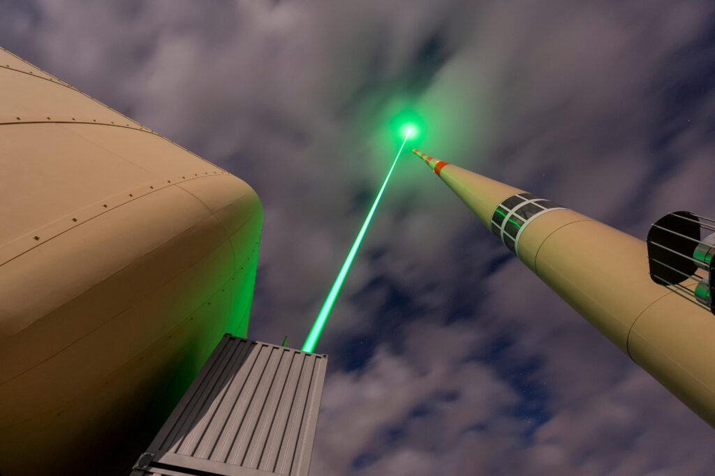 Scienziati sono riusciti a deviare i fulmini sparando un laser nel cielo