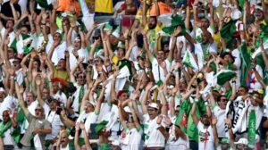 Tragedia in Algeria, tifosi cadono dagli spalti nei festeggiamenti: 3 morti e decine di feriti -
