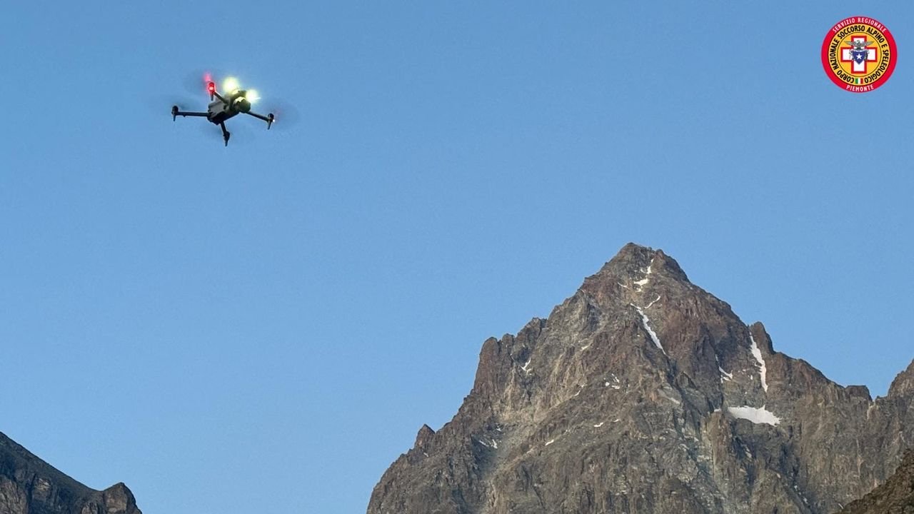 Escursionista disperso sul Monviso, il corpo è stato recuperato dopo quasi un anno grazie a un sistema di AI. Che ha riconosciuto il caschetto tra migliaia di immagini