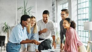 Gli ad delle grandi aziende iniziano ad ammettere che l'AI toglierà posti di lavoro