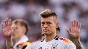 Kroos: "Non ci sono poveri nel calcio, ma giocare così tanto è troppo per tutti" -
