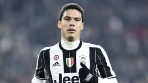 La profezia di Hernanes: "Napoli favorito per lo scudetto, sul podio anche Juve e Milan" -