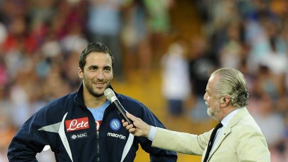 24 luglio 2013, Higuain sbarca a Roma Fiumicino per le visite mediche con il Napoli -