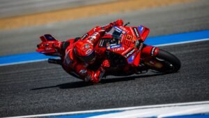 La Desmosedici GP03 guidata da Loris Capirossi nel 2003 allesordio di Ducati in MotoGP è una delle moto presenti nel...