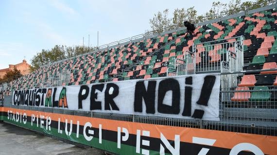 Venezia, presentata la divisa away per la stagione 2025/2026: è ispirata agli anni '90 -