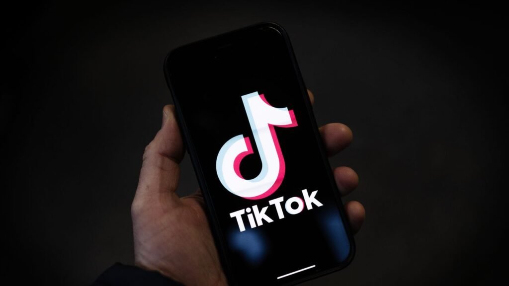 TikTok sta sostituendo centinaia di moderatori umani con l'intelligenza artificiale
