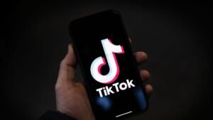 TikTok sta sostituendo centinaia di moderatori umani con l'intelligenza artificiale