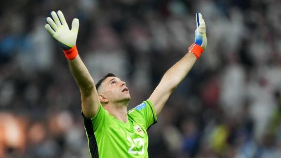 Dibu Martinez, futuro da decifrare: tornato con l'Aston Villa, ha tre offerte sul tavolo -