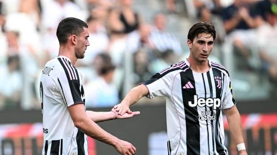 La Juventus fa festa e parla Elkann. Ma a far rumore sono i fischi per Vlahovic -