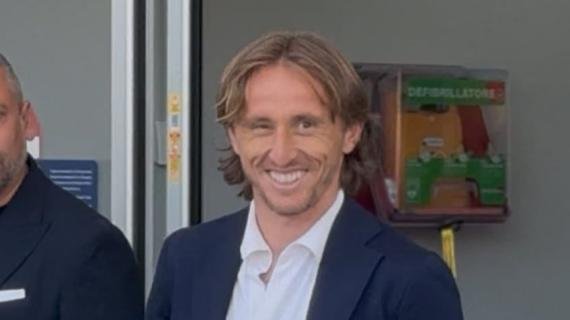 Modric arriva e ricorda una cosa fondamentale. E ce n'è un altro a braccetto con lui -