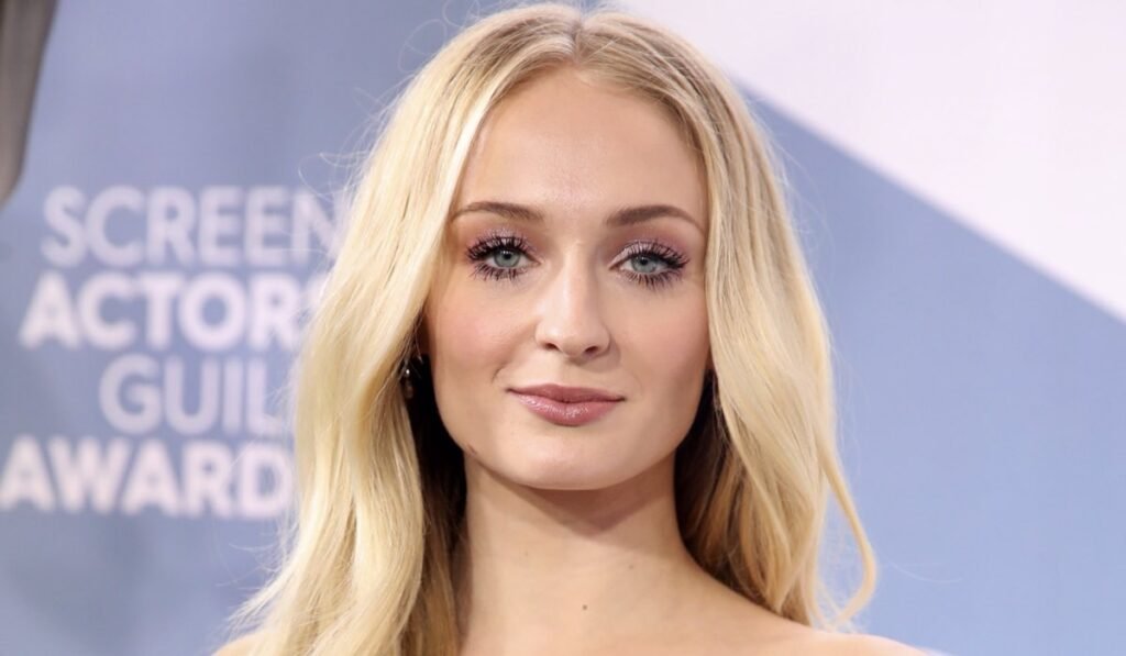 Sophie Turner racconta di un bacio con Kit Harington per un nuovo film in arrivo: "É stato terribile baciare mio fratello".