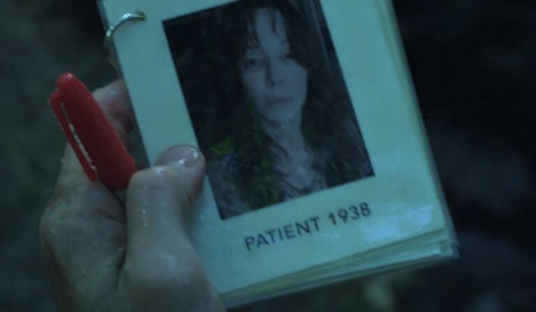 Mercoledì 2, svelata l'identità della donna salvata nel quarto episodio. La teoria dei fan è confermata