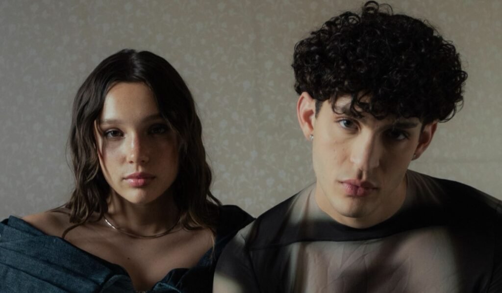 Sarah Toscano firma la colonna sonora di Riv4li con il nuovo singolo Semplicemente feat. Mida