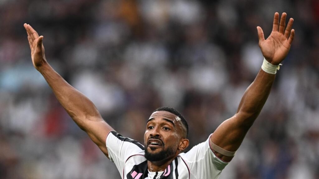 Bremer di nuovo in ginocchio. La Stampa: "Lungo stop per il difensore della Juve" -
