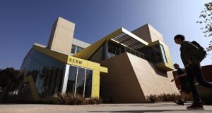 Los Angeles' KCRW cuts ten percent of staff as White House ends federal aid · News ⟋ RA