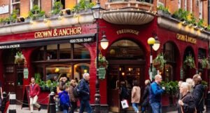UK pubs could stay open later under new 'fast-track' licensing reforms · News ⟋ RA