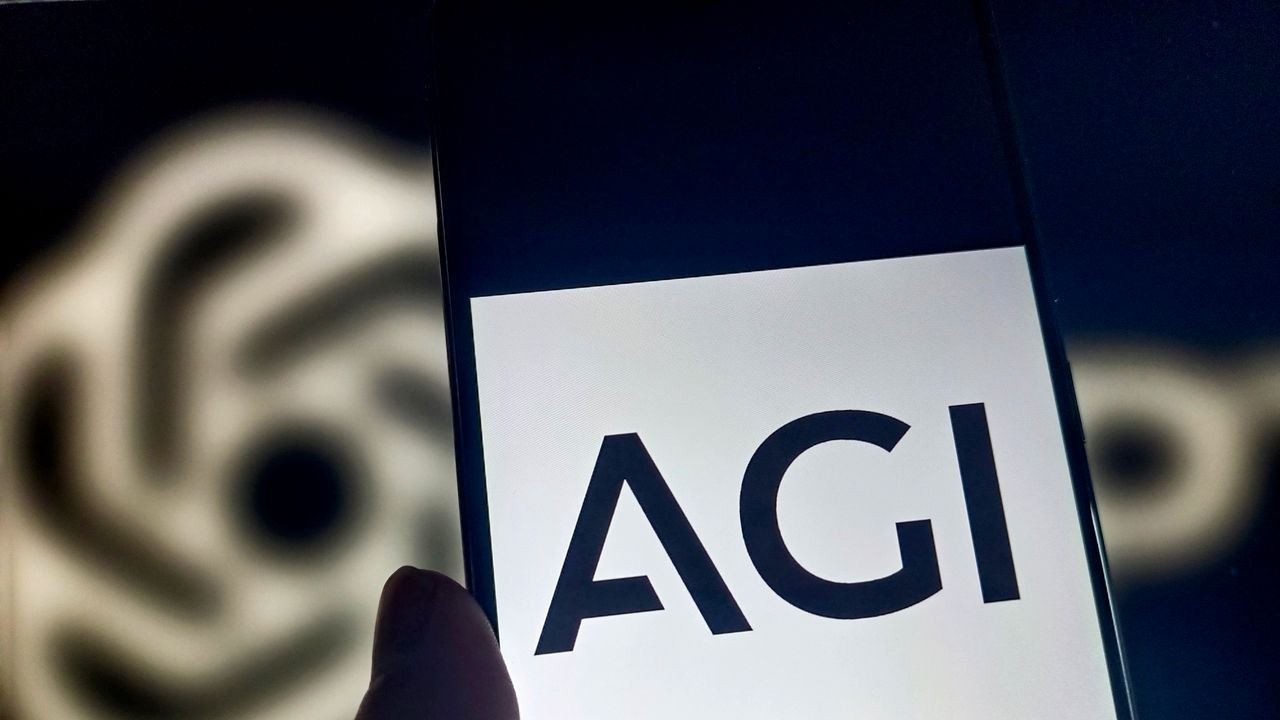 E se la superintelligenza artificiale fosse solo una teoria del complotto e una forma di distrazione di massa?