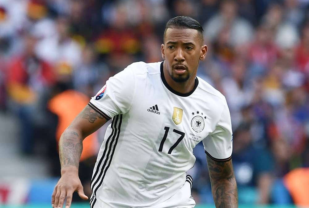 Boateng al centro delle polemiche: anche a Barcellona i tifosi protestano contro la sua presenza -