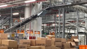 Abbiamo visitato il grande magazzino ecommerce di Zalando. Per capire come i vestiti arrivano a casa nostra, passando per le “mani” di robot e AI