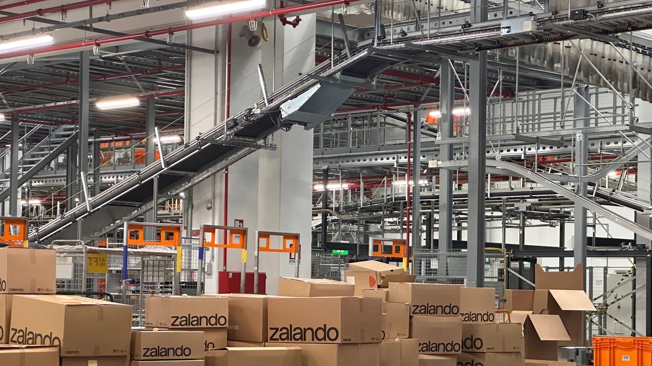 Abbiamo visitato il grande magazzino ecommerce di Zalando. Per capire come i vestiti arrivano a casa nostra, passando per le “mani” di robot e AI