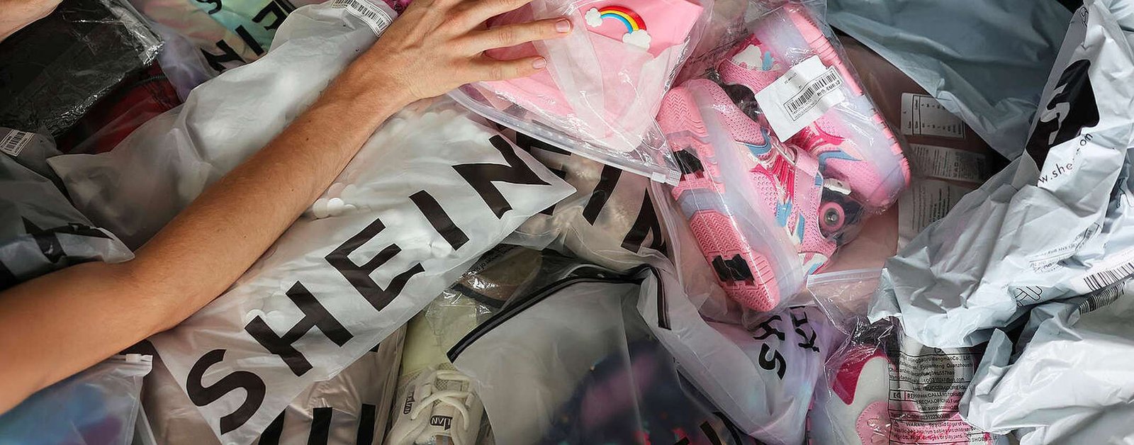 Greenpeace: sostanze pericolose negli abiti di Shein