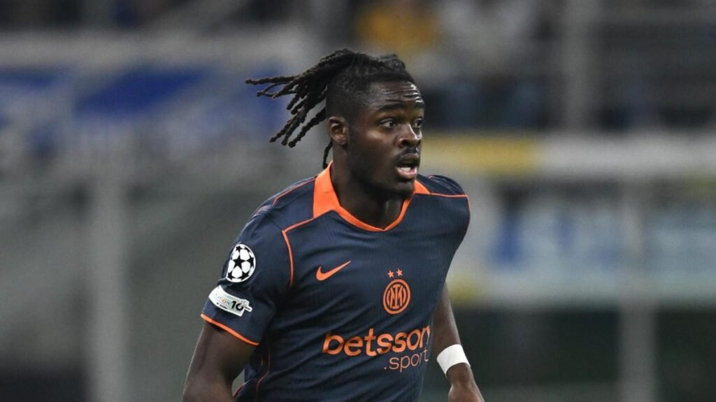 De Vrij resta a guardare (come Frattesi): il futuro al centro dell’Inter tra Akanji e Bisseck -