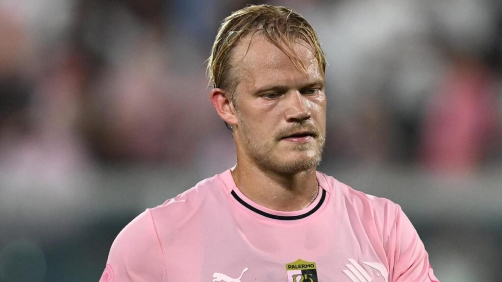 Serie B, Palermo travolgente: 5-0 alla Carrarese, Pohjanpalo ne fa tre -