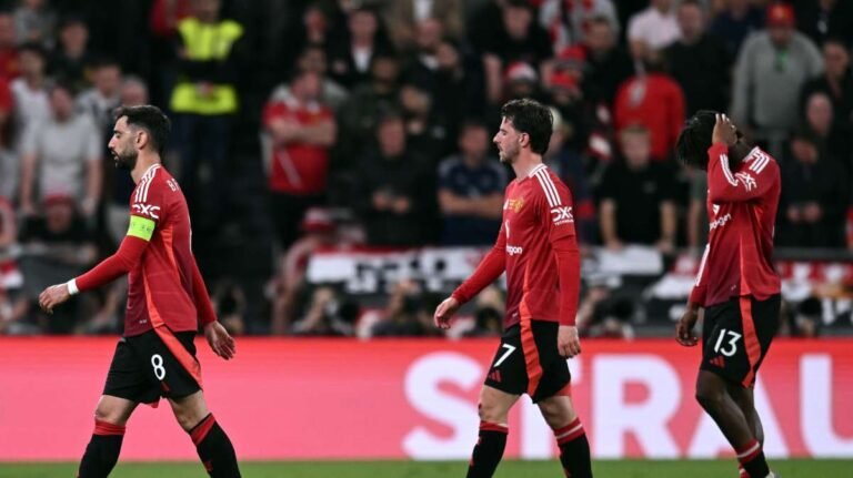 Manchester United, altra pioggia di critiche: la visita a Carrington costa 100 sterline, tifosi indignati -