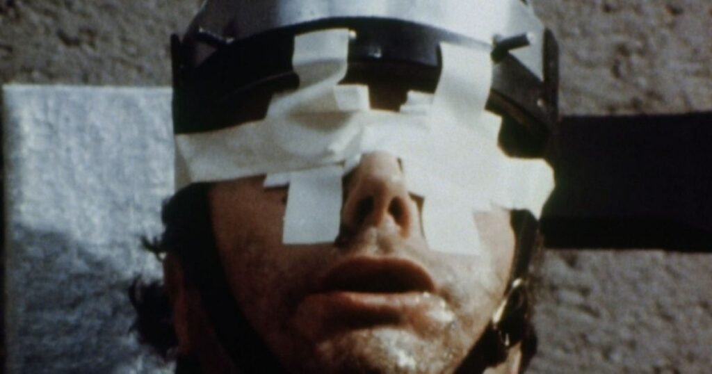 Per anni è stato censurato ovunque: questo film “maledetto” ha riscritto le regole dell’horror estremo