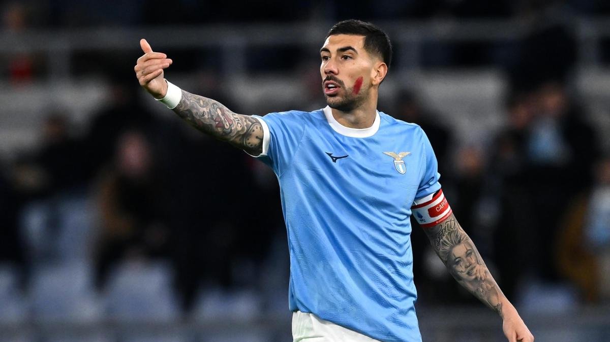 Zaccagni sblocca il risultato all'Olimpico: incornata che beffa Maignan e Lazio avanti 1-0 -