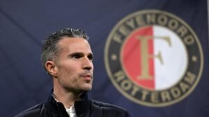 Eredivisie, il Feyenoord di Van Persie molla l'osso: pari con il Twente, il PSV fa il vuoto -