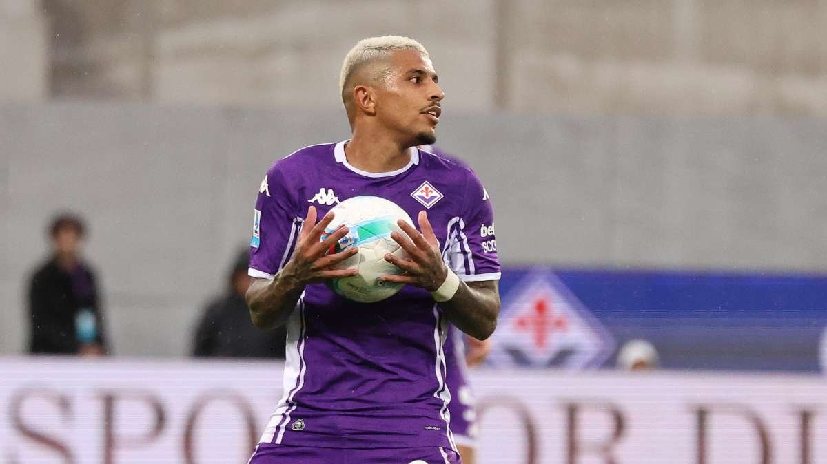 La compagna di Dodo dopo le minacce: "Grazie ai tifosi della Fiorentina che abbracciano" -