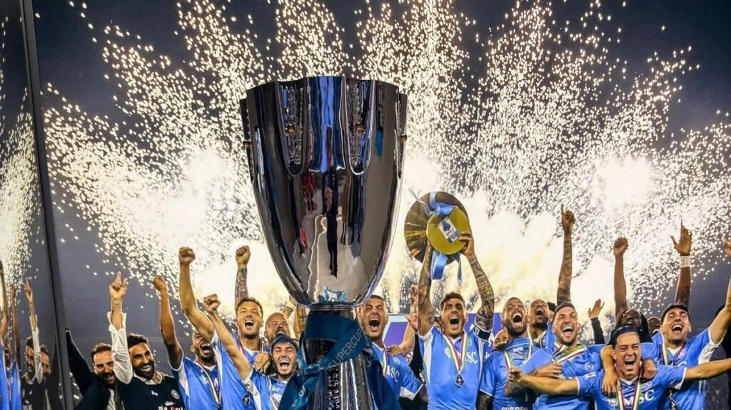 Napoli, Supercoppa esposta ai tifosi: le immagini del trofeo arrivato in Piazza San Domenico -