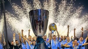 Napoli, Supercoppa esposta ai tifosi: le immagini del trofeo arrivato in Piazza San Domenico -