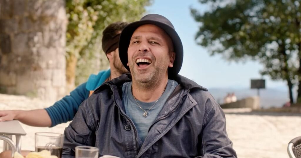 Checco Zalone sorprende il pubblico con un videomessaggio speciale prima dell’uscita di Buen Camino