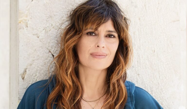 Un Professore 3 va in onda oggi, mercoledì 17 dicembre 2025. Domani il gran finale