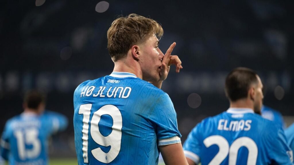 Il Napoli torna primo con super Hojlund. Conte gode e si coccola i suoi calciatori -