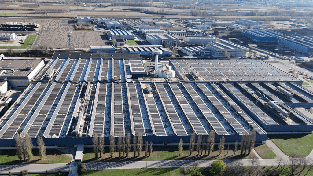 Il più grande impianto solare industriale d’Italia si trova a Osoppo. No, non è a terra ma sfrutta i tetti dei capannoni