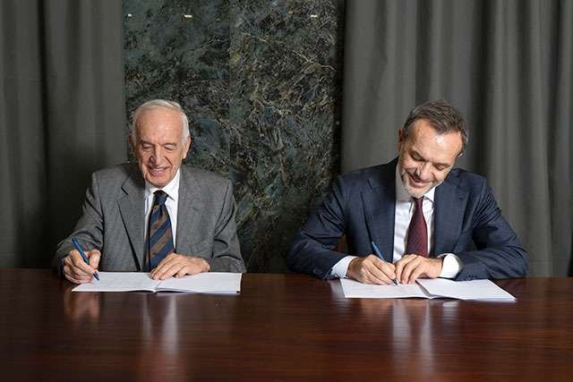 La firma dell'accordo da parte di Massimo Sarmi (FiberCop) e Vincenzo Esposito (Microsoft Italia)