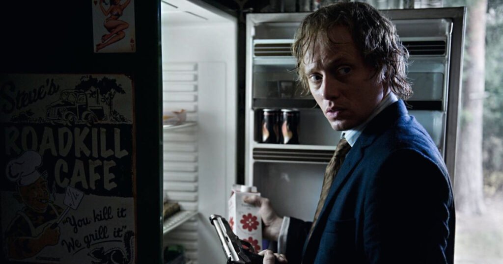 Questo sottovalutato action thriller europeo trasforma una bugia in una spirale di inganni e tensione costante