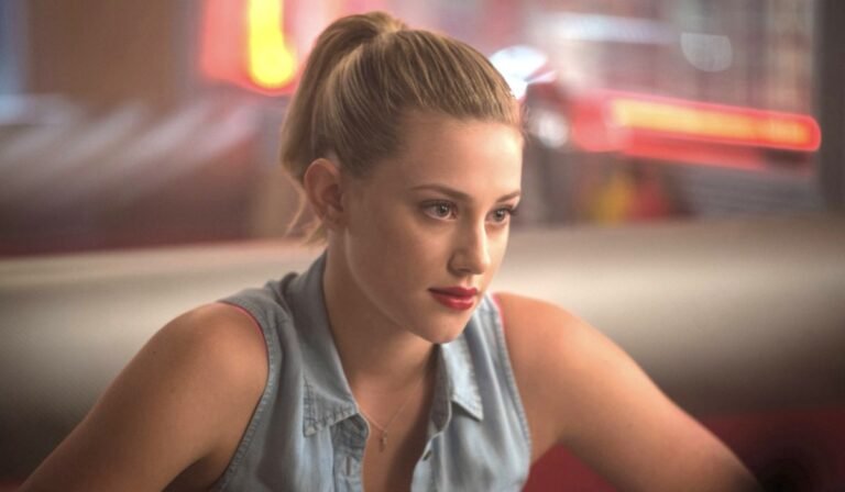 Lili Reinhart, ex star di Riverdale, ha ricevuto una diagnosi di endometriosi