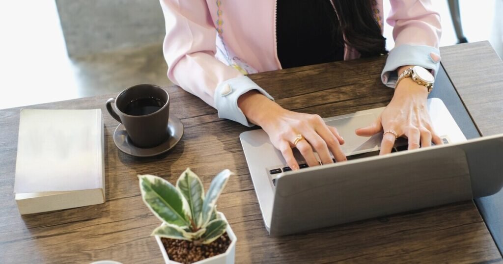 Trasforma la tua postazione di lavoro con i prodotti di Techly. Ecco come migliorare comfort ed ergonomia