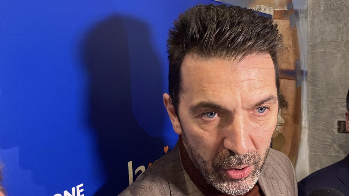 Buffon sul ruolo in Nazionale: "Sono nel mezzo come Ennio Doris: gira tutto intorno a me" -