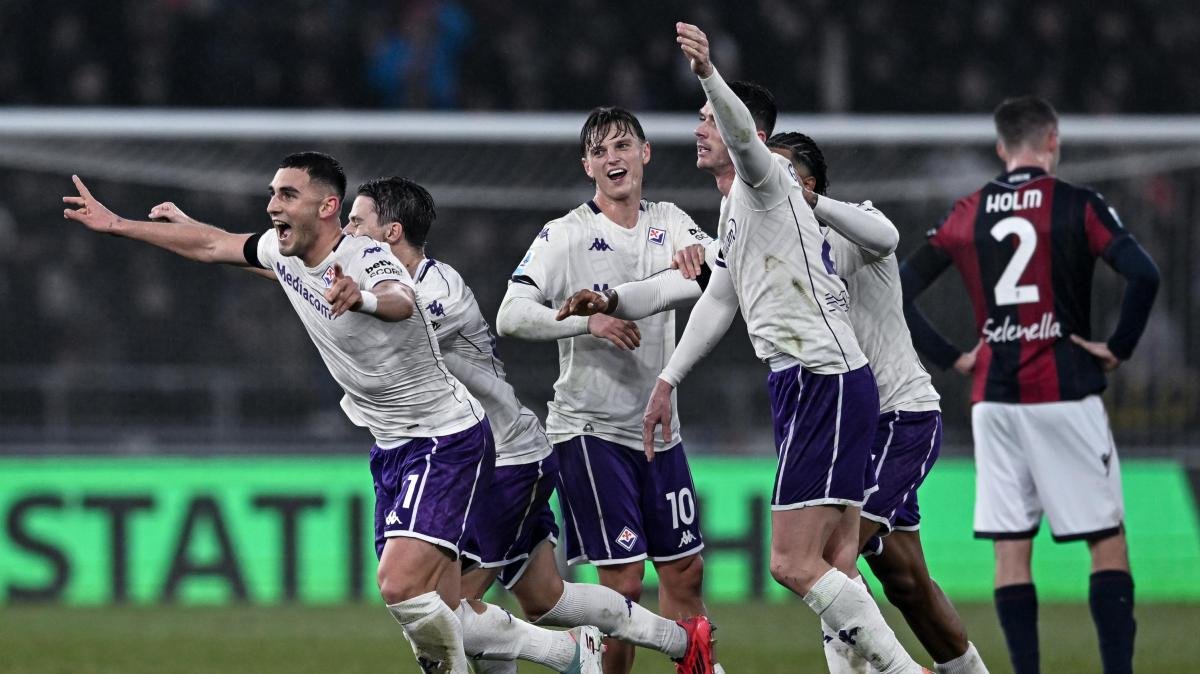 Fiorentina vincente a Bologna, con dedica a Commisso. Italiano non si spiega il primo tempo -