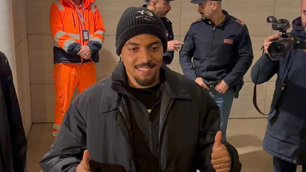 Roma, Malen è ufficiale: “Sono un nove”. Zirkzee mette like, ma lo stop di Dovbyk complica i piani -