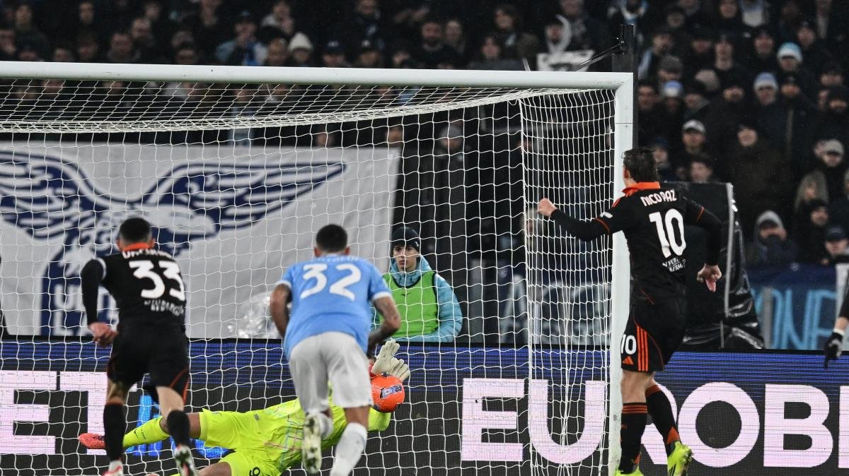 Lazio, Fabbri e VAR nel mirino dei tifosi: cori sfottò, poi l'ovazione per il rigore al Como -