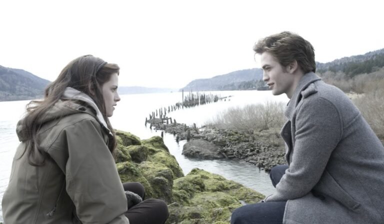 Kristen Stewart pronta a un nuovo capitolo di Twilight. L’attrice e regista ha rivelato che le piacerebbe dirigere un remake del primo film.