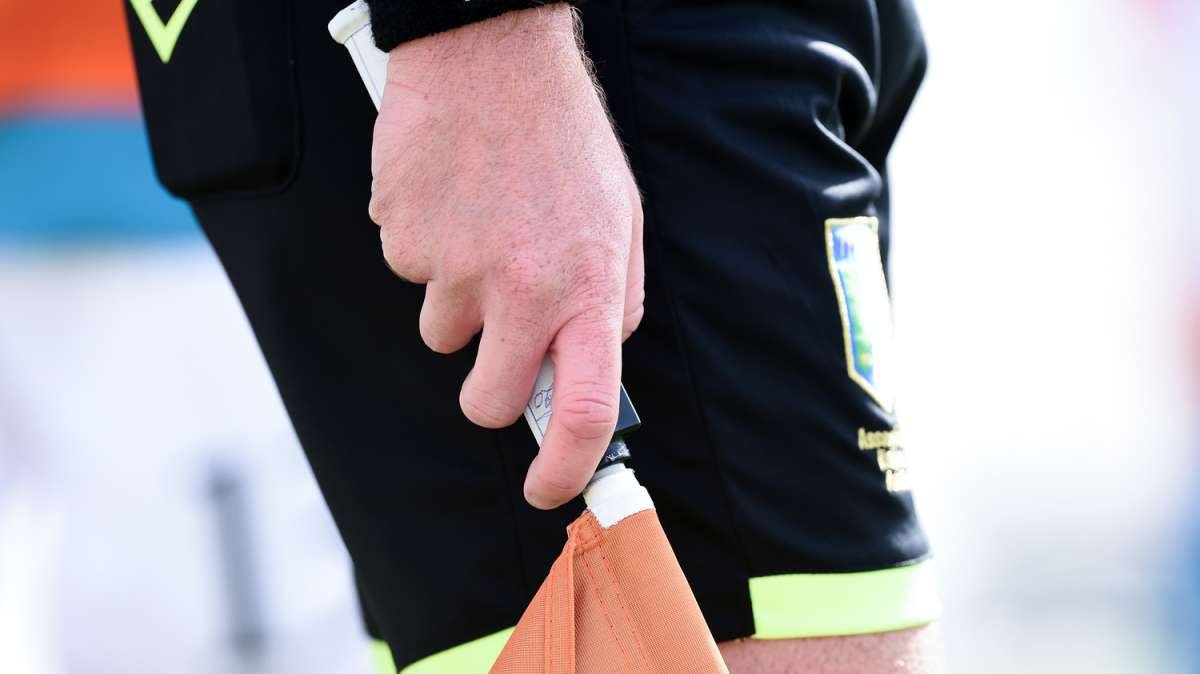 Torna la "luce" sul fuorigioco? L'ex arbitro Chiesa: "Annullare gol per centimetri è mortificante" -