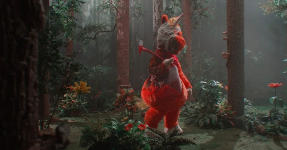 Questo nuovissimo horror vietato ai minori trasforma un’icona dell’infanzia in un incubo surreale