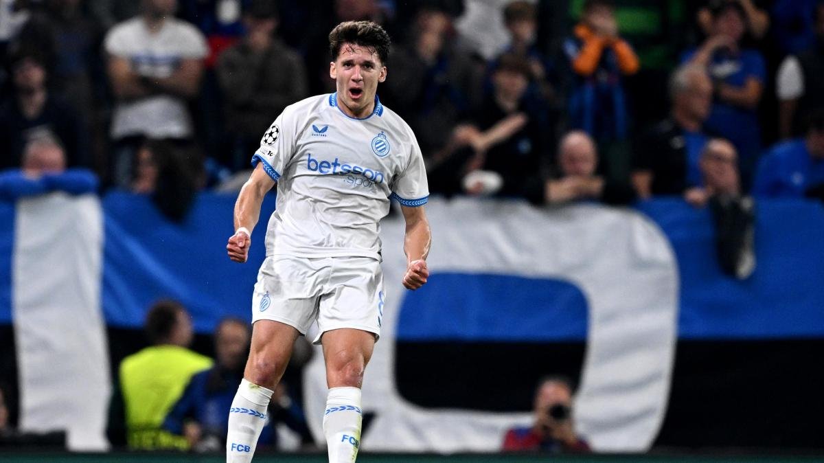 Tzolis reagisce al rosso per Campbell: colpisce il braccio dell'arbitro con il cartellino in mano -